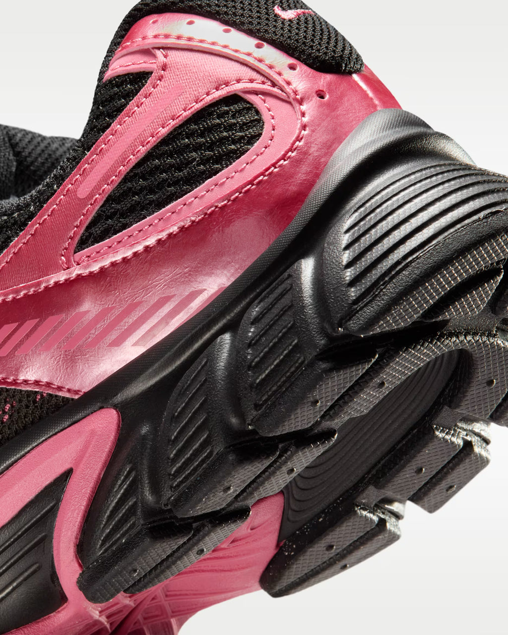 Nike V5 RNR
Women's shoes with reflective accents