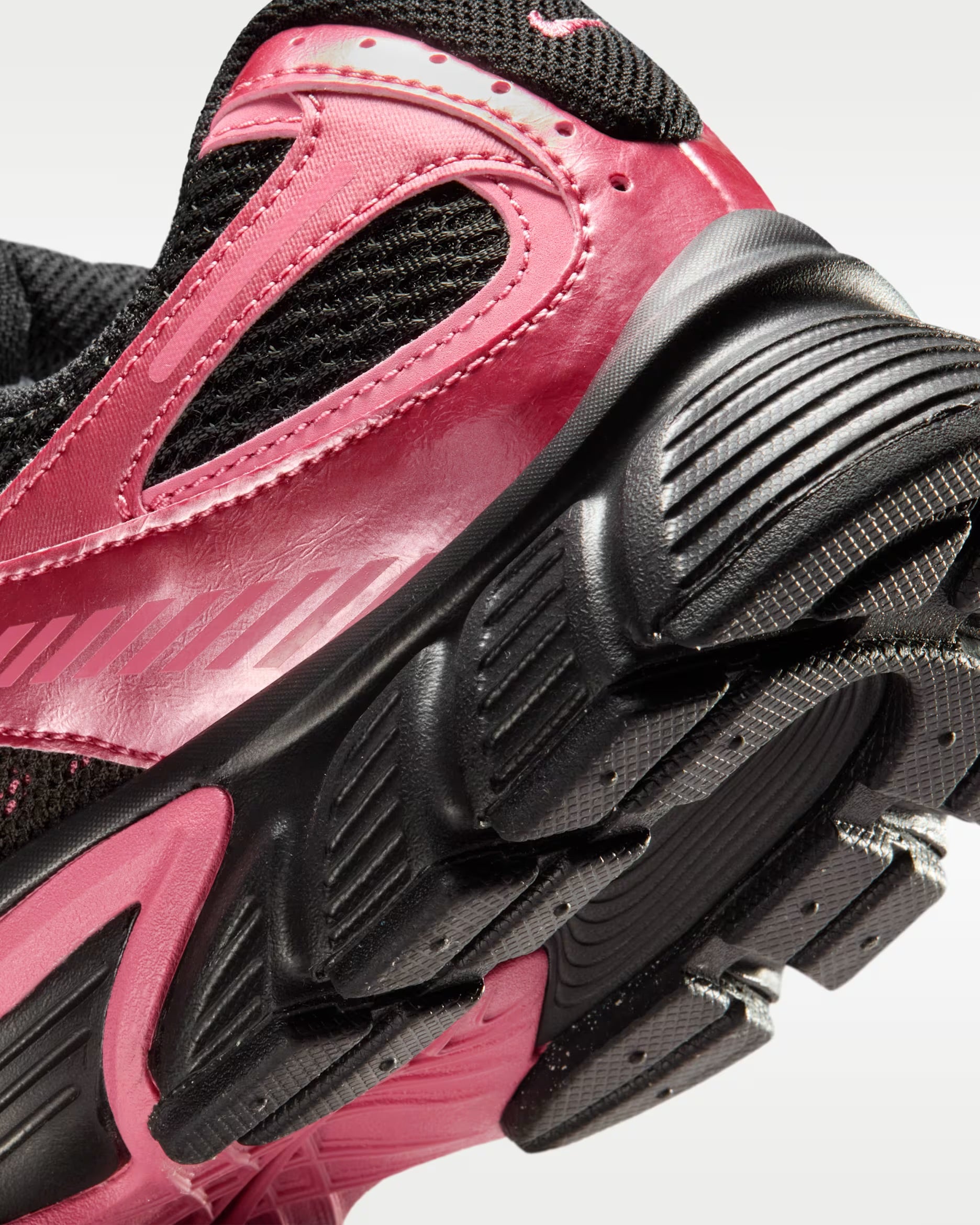 Nike V5 RNR
Women's shoes with reflective accents