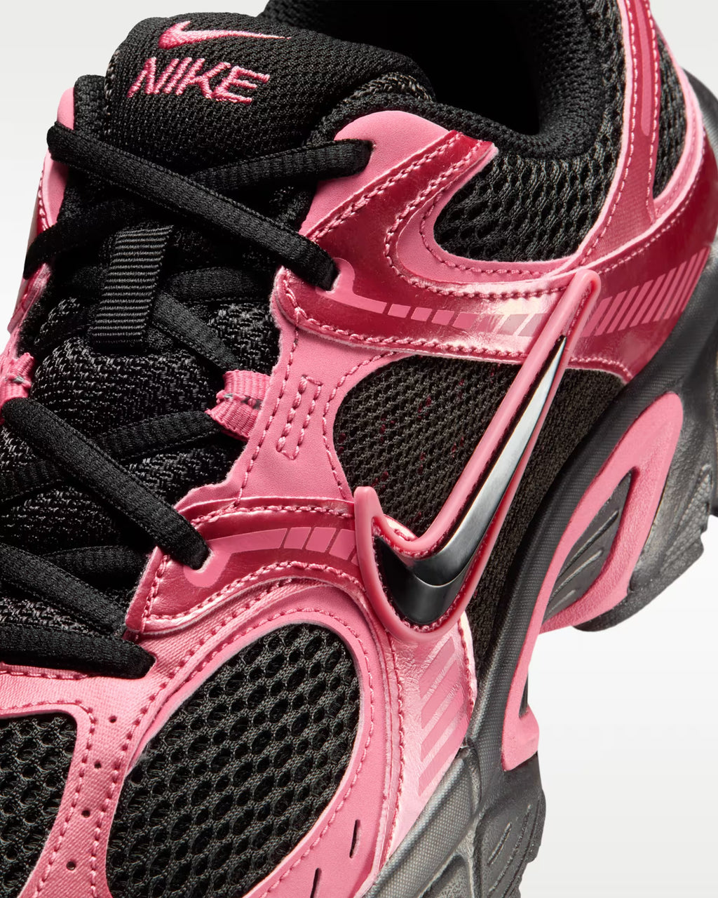 Nike V5 RNR
Women's shoes with reflective accents