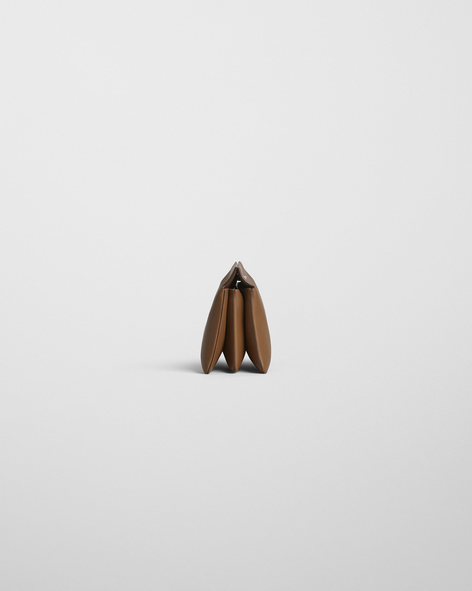 TRIPLEX CLUTCH | caramel leather