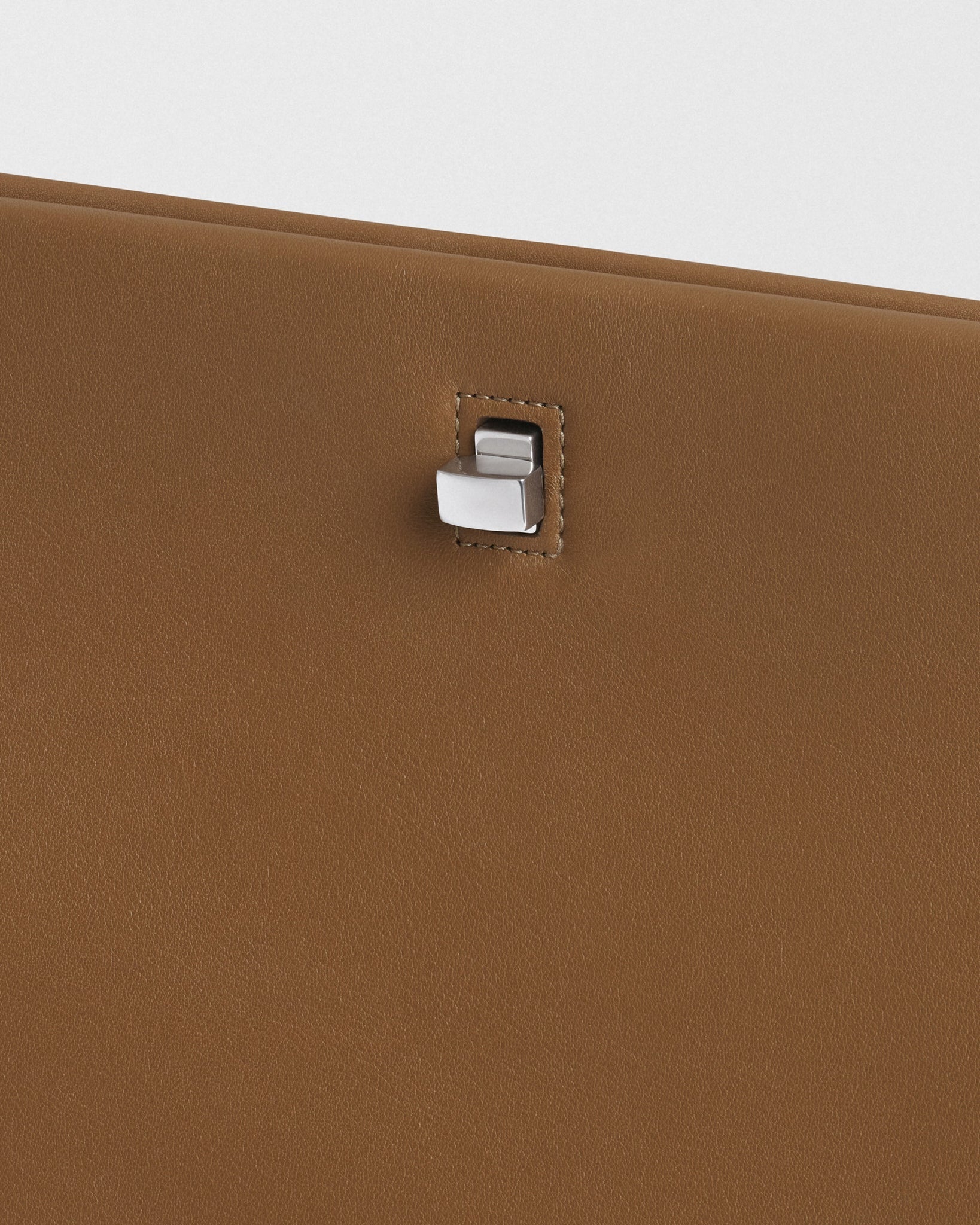 TRIPLEX CLUTCH | caramel leather