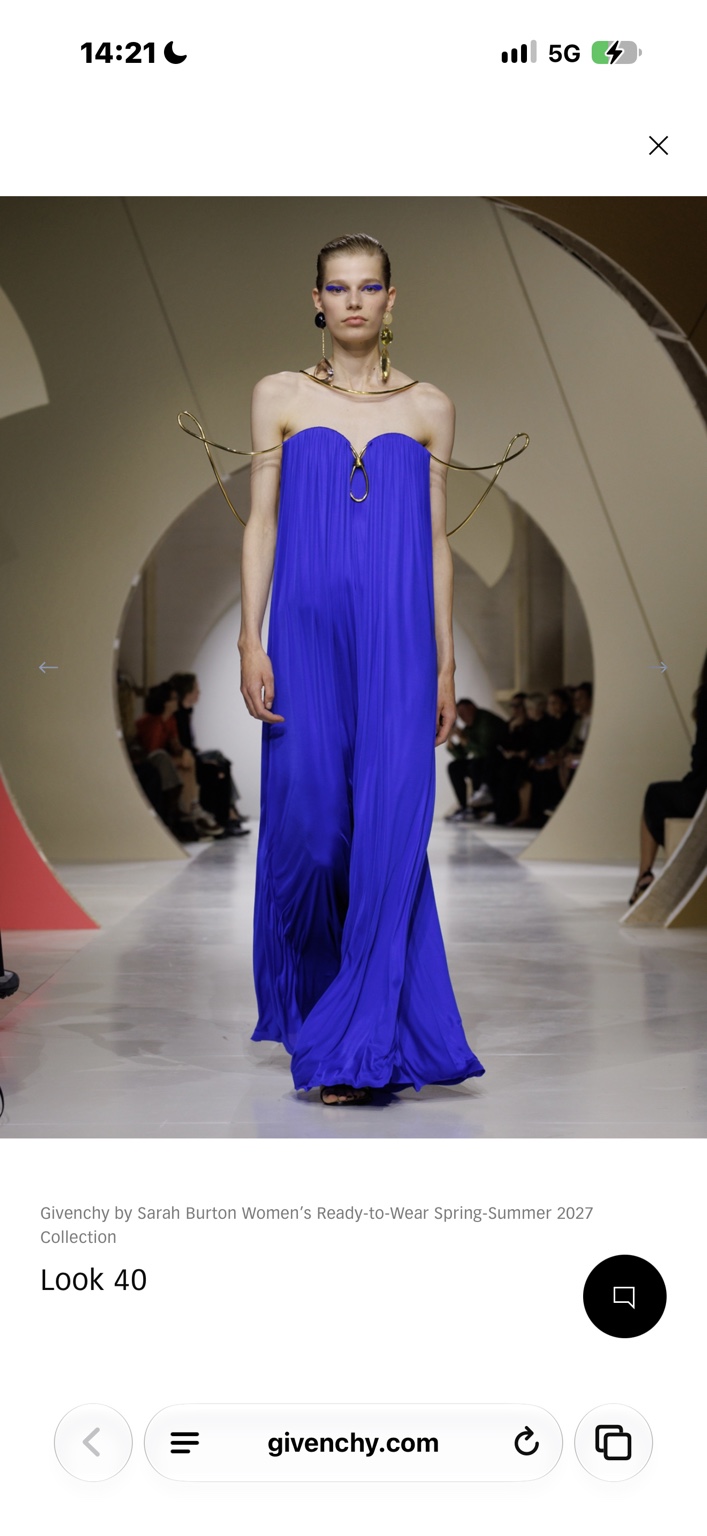 Electric-blue column gown framed by looping gold jewellery